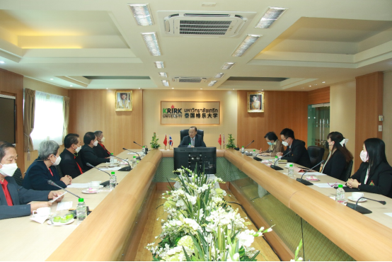 格乐大学与暖武里府BangBuaThong基⾦会签署中文教研合作备忘录