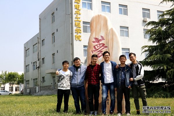 西北农林科技大学学霸宿舍再现6名工科男齐上研