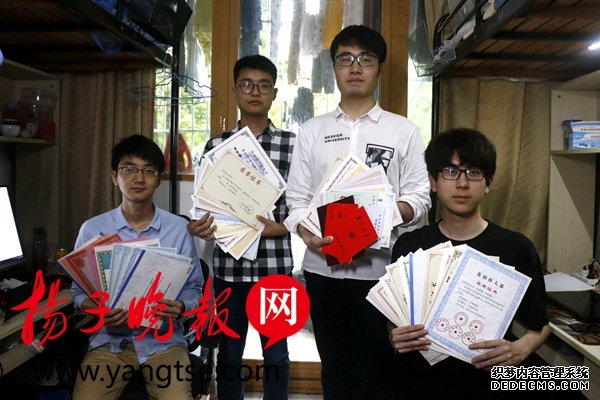 江苏科技大学出现两“学霸宿舍”9名小伙伴携手